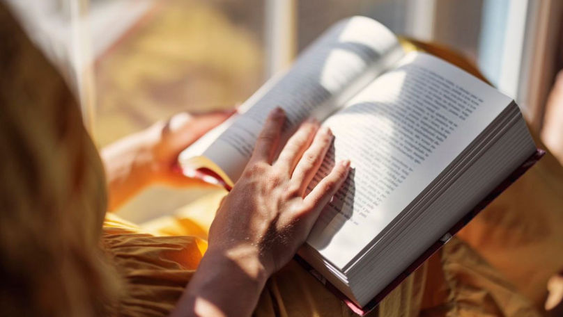 Lectura, mai populară în rândul femeilor: Tinerii rămân cei mai activi cititori