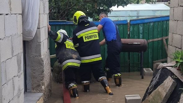 Subsoluri inundate și mașini blocate: Salvatorii au intervenit în mai multe raioane