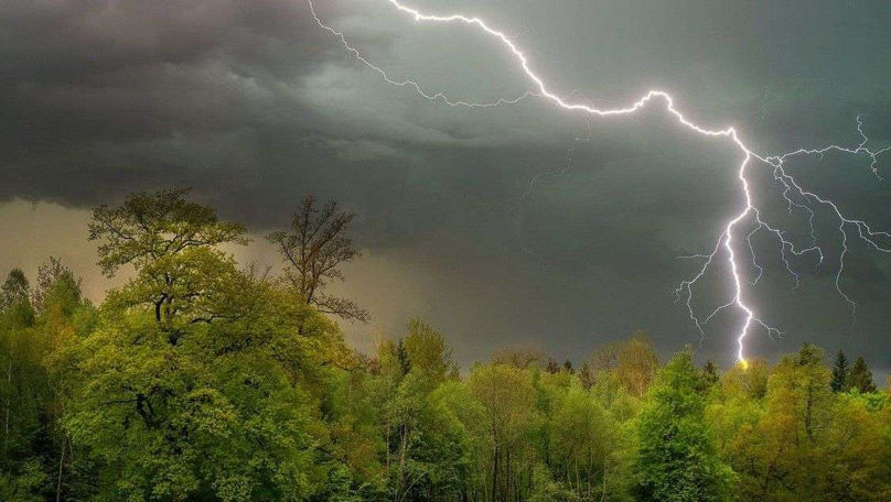 Cod Galben de instabilitate atmosferică: Se așteaptă ploi cu descărcări electrice