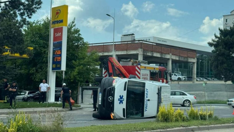 O ambulanță s-a răsturnat în Chișinău după ce s-a ciocnit cu un Ford