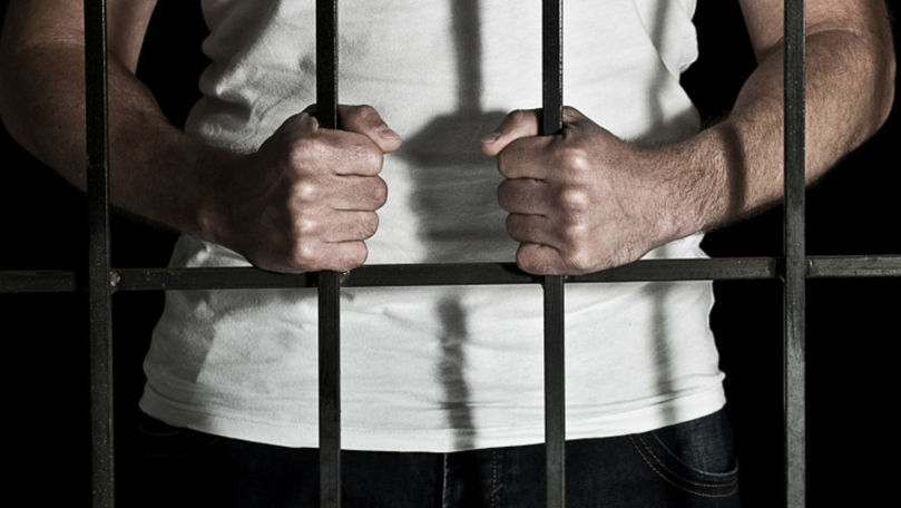 A lovit cu pumnul o polițistă aflată în misiune: Bărbatul, condamnat la închisoare