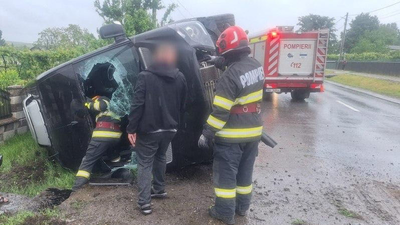 Microbuz cu opt moldoveni la bord, răsturnat în România. O persoană a ajuns la spital