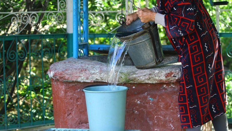 Ploile au crescut riscul contaminării apei din fântâni: Recomandările specialiștilor
