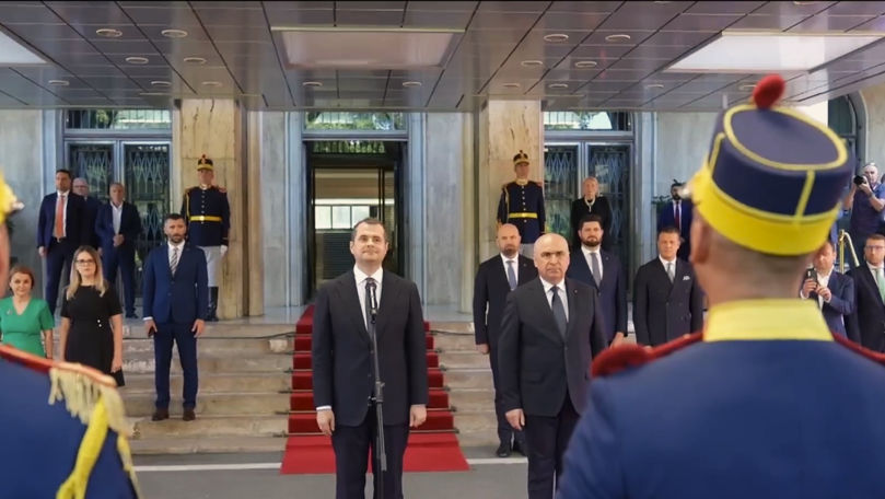 Premierul Vasile Tofan, întâmpinat cu onoruri militare la Palatul Victoria