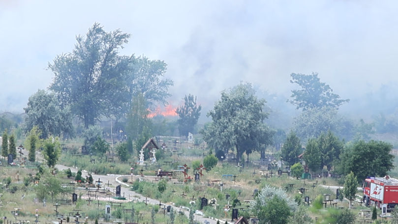 Incendiu de proporții la Căușeni: Flăcările au ajuns la gardul cimitirului