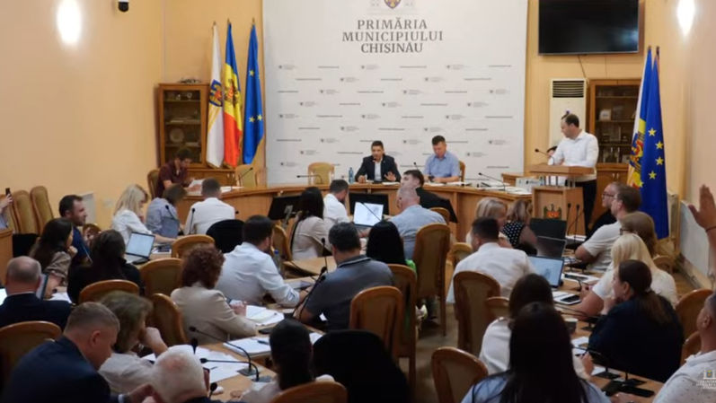 „Vindeți ce a mai rămas din Chișinăul ăsta?!” Replici acide între consilierii PAS și MAN