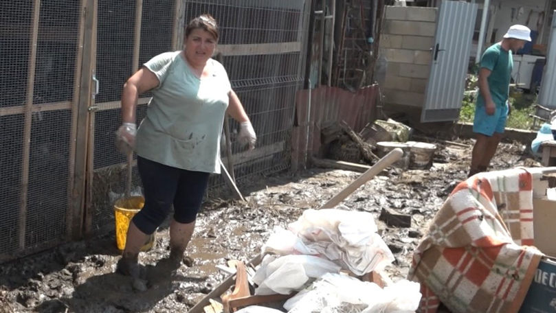 „Totul e în noroi”: Localnicii din Cania, despre pagubele de după ploaia torențială