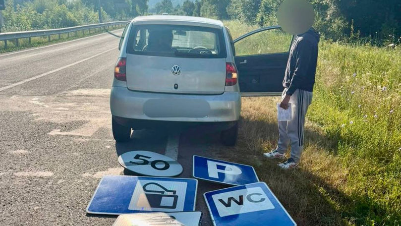 Doi tineri, prinși că transportau indicatoare: Unul a încercat să dea mită Poliției
