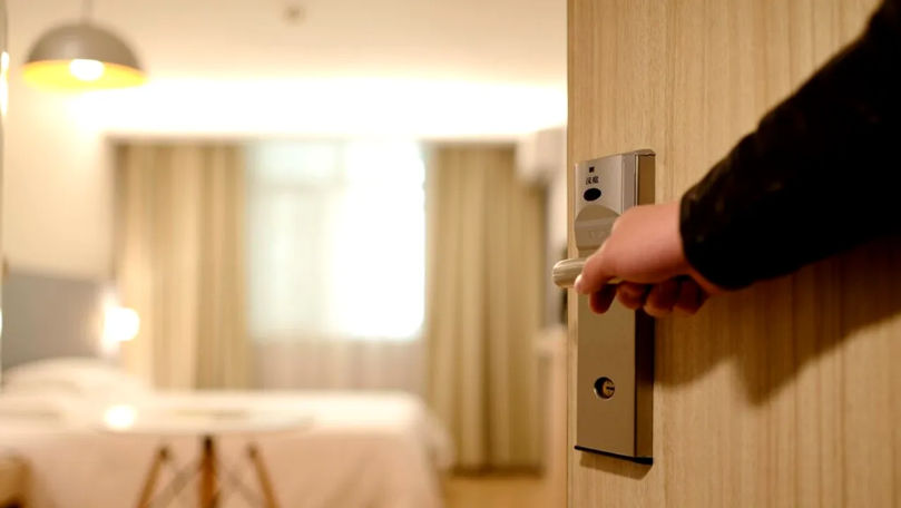 De la oale la topoare: Obiectele care dispar din hoteluri în această vară