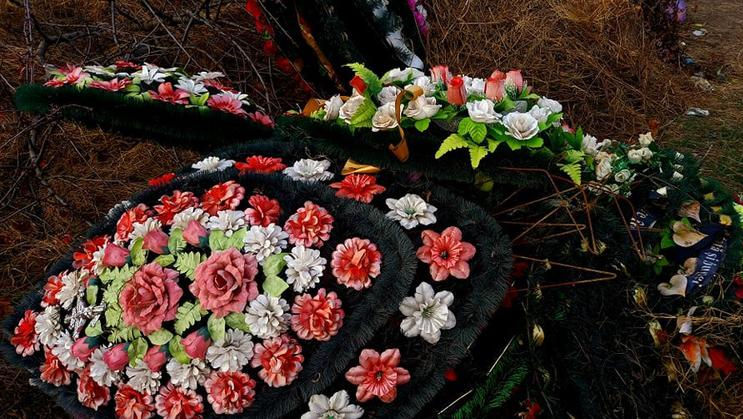 Ministerul Mediului vrea să interzică coroanele funerare din plastic