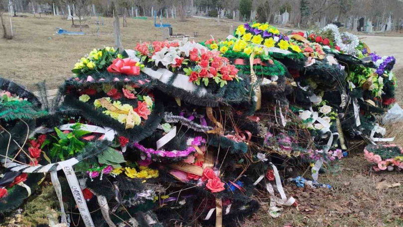Fără coroane din plastic la cimitire: Proiectul de lege, supus consultărilor publice