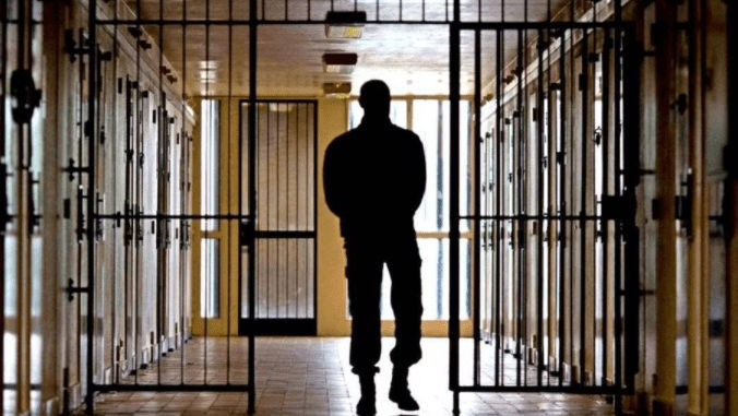 Șocant: A permis unui bărbat să-i violeze fiica de 6 ani. Cei doi, condamnați la închisoare