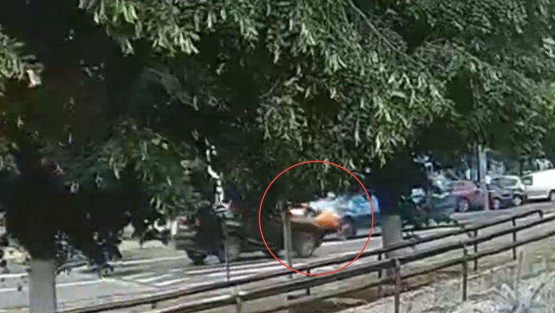 Un pieton, lovit din plin de o mașină chiar pe trecere: Momentul, surprins de camere