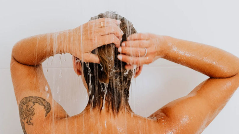 Faci duș prea des? Dermatologii spun ce riscuri ascunde acest obicei