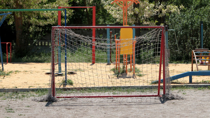 Un copil de 10 ani a murit după ce o poartă de fotbal a căzut peste el