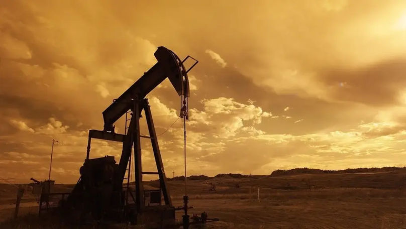 Prețul petrolului a crescut cu peste 6%, iar bursele au închis pe roșu