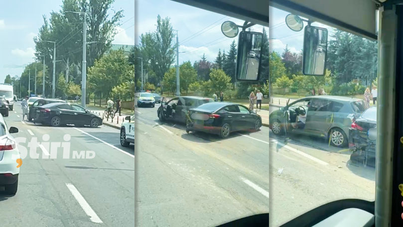 Accident în lanț în centrul Capitalei: Un șofer a fost transportat la spital