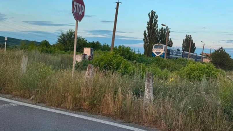 „Era să mă lovească trenul”. De ce semaforul de la Tătărești nu funcționează