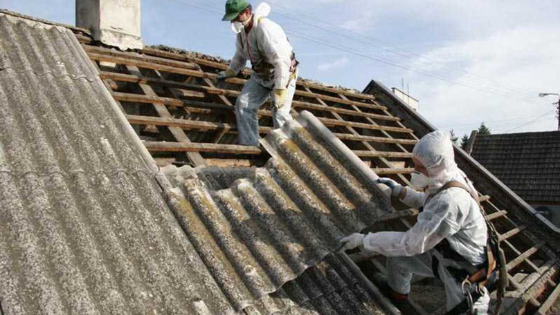 Azbestul rămâne un pericol în R. Moldova: Experții cer soluții urgente