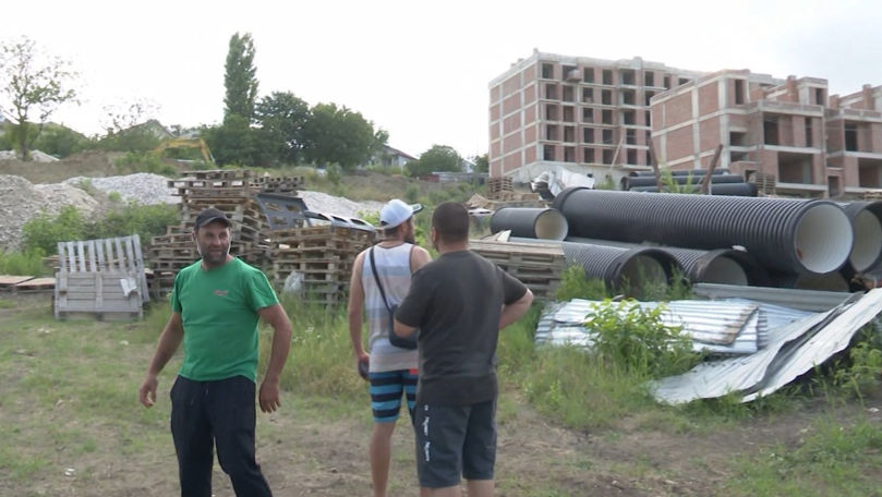 Blocuri construite într-o zonă cu risc de alunecări. Oamenii cer oprirea lucrărilor