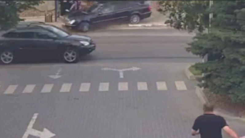 Momentul în care un șofer intră cu mașina într-o stație pentru autobuze la Durlești