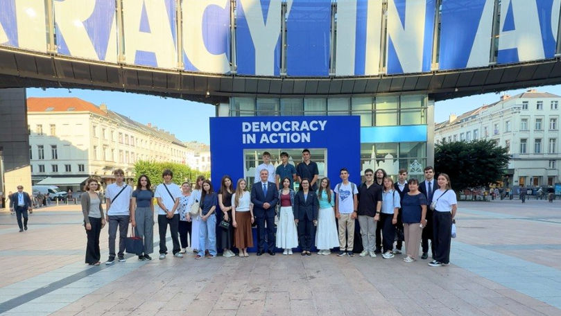 Premiul pentru cei mai buni la EuroQuiz: 18 liceeni moldoveni, o vizită în inima UE