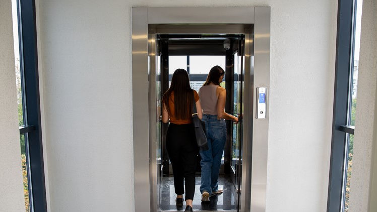 După 18 ani fără lift, locatarii unui bloc din Capitală vor avea un ascensor nou