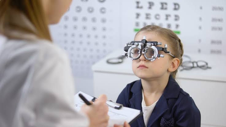 Tot mai mulți copii sunt diagnosticați cu miopie. Recomandările medicilor