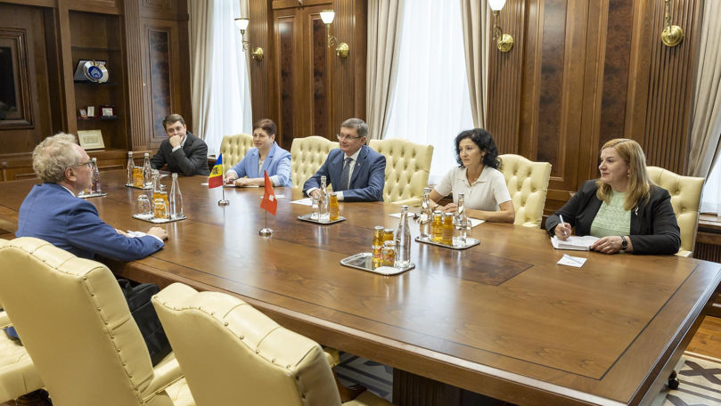 Șeful Biroului de Cooperare al Elveției, decorat de Parlamentul R. Moldova