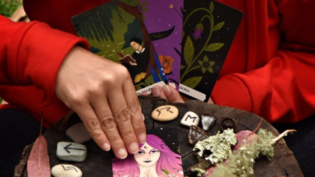 Escrocherie cu ritualuri de „curățare spirituală”. O femeie, trimisă în judecată