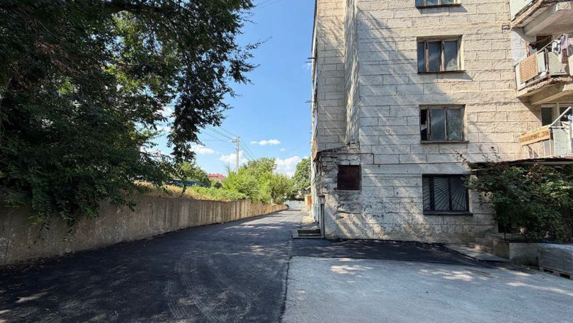 Curtea blocului în care a locuit Anatol Dumitraș, în proces de amenajare