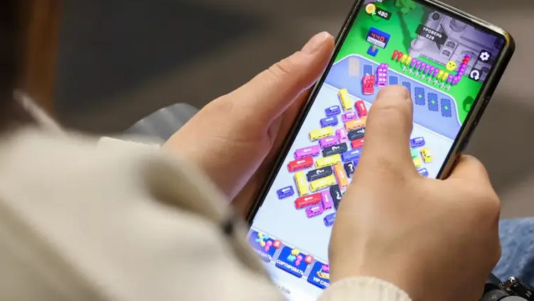 Cehia interzice telefoanele mobile în grădinițe, școli primare și gimnazii, din 2027