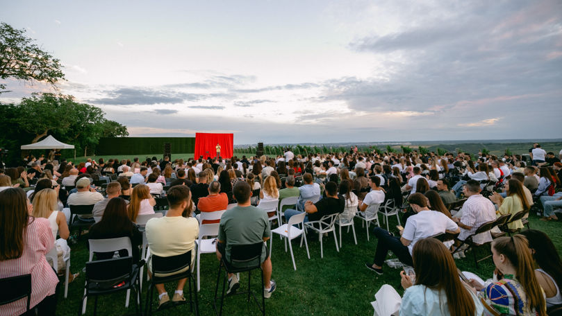 Stand-up, apus și voie bună: Peste 600 de persoane au participat la „Vin la Stand Up”