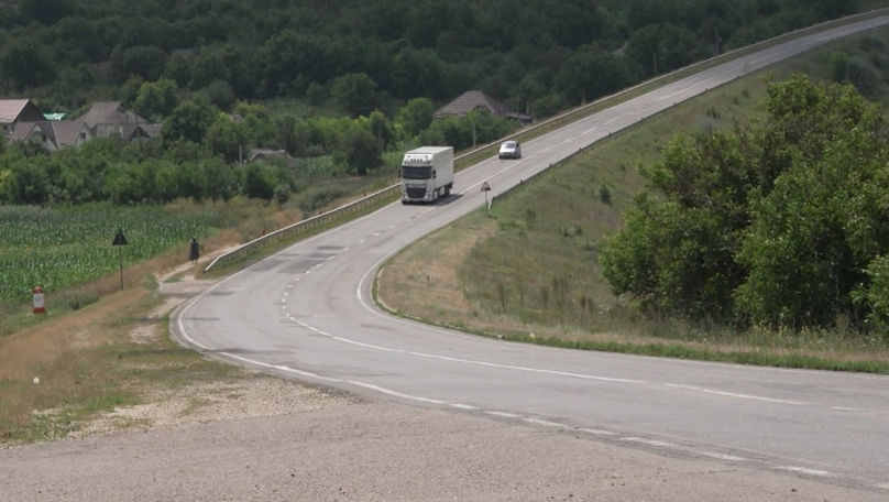 Drumul plin de gropi spre Leușeni va fi renovat. Ce spun șoferii