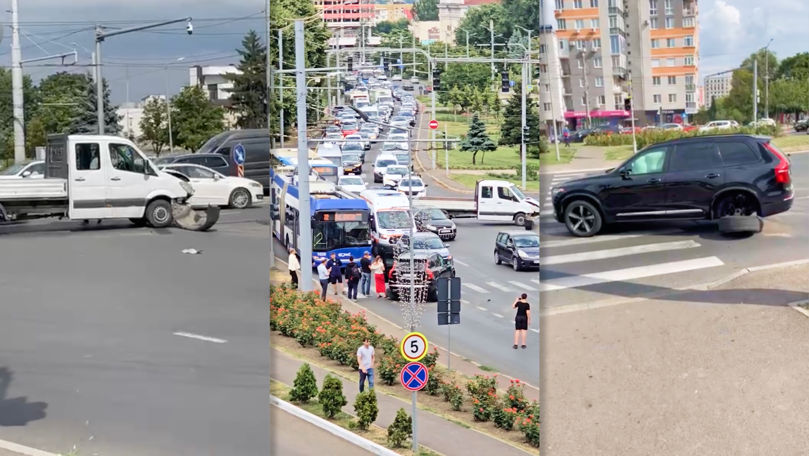 Trei mașini s-au lovit pe viaduct: În zonă s-au format ambuteiaje