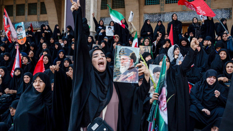 Lacrimi, pumni în piept și îndemnuri la răzbunare la funeraliile lui Ali Khamenei
