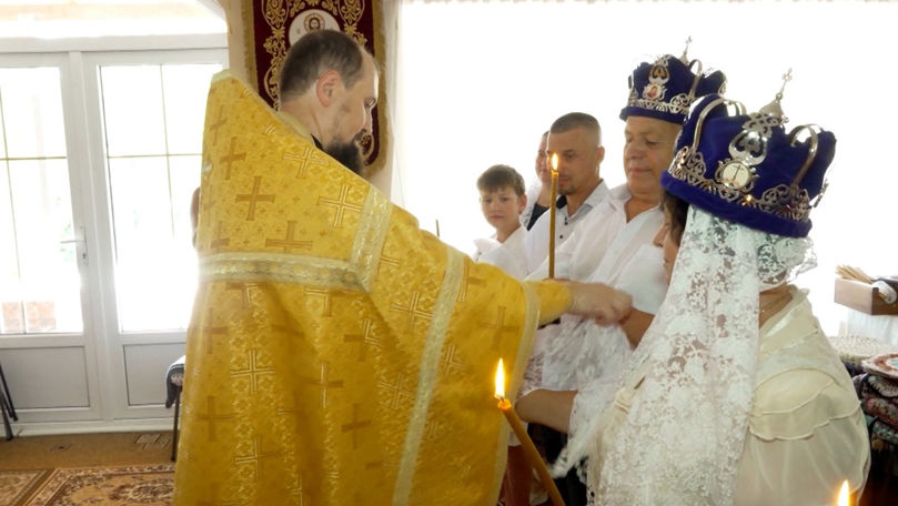 Doi pensionari, despărțiți de părinți în tinerețe, s-au căsătorit după 45 de ani