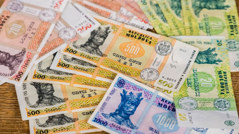 O femeie le-a dat escrocilor 2,4 milioane de lei. Un tânăr, trimis în judecată