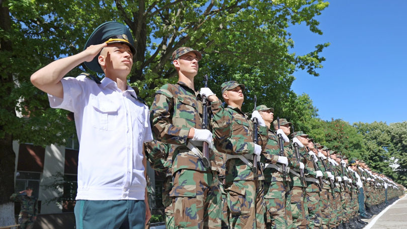 Tinerii încorporați în armată au depus jurământul militar în garnizoana Chișinău