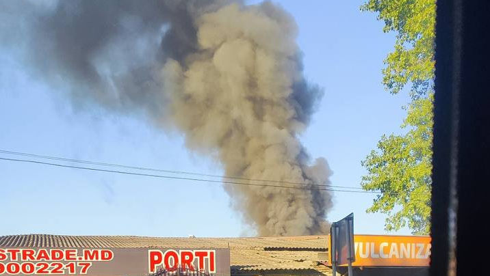 Incendiu de proporții la un depozit din Chișinău: Echipele de pompieri intervin