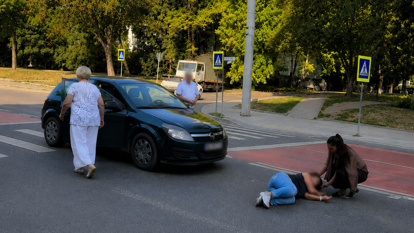 O femeie, lovită de un automobil în apropierea unei treceri de pietoni din Chișinău