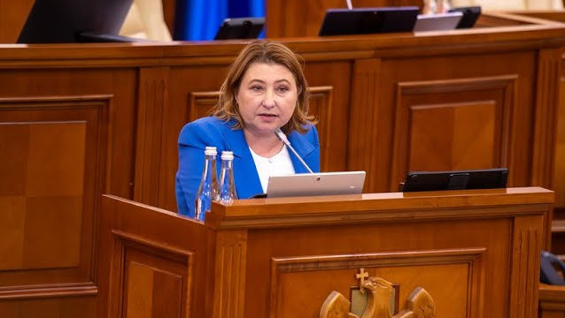Scandalul imaginii cu AI ia amploare: Deputații PAS îi iau apărarea Marcelei Adam