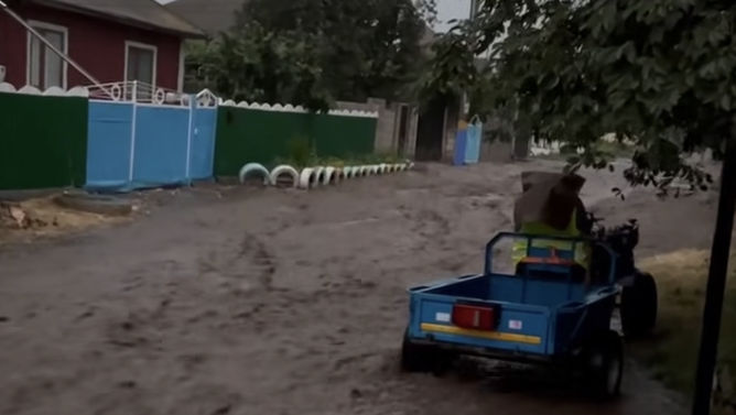După caniculă, ploi torențiale la Cahul: Străzile s-au transformat în râuri