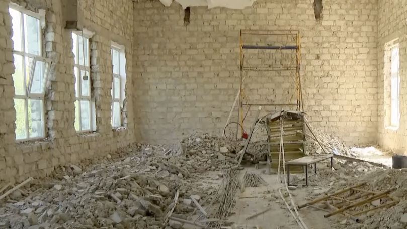 După peste 50 de ani, sala de sport a liceului din Sireți intră în reparație