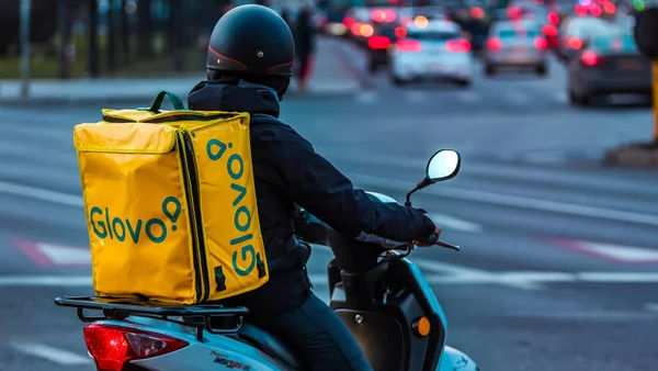 Un curier Glovo, bătut și jefuit de doi indivizi în Chișinău
