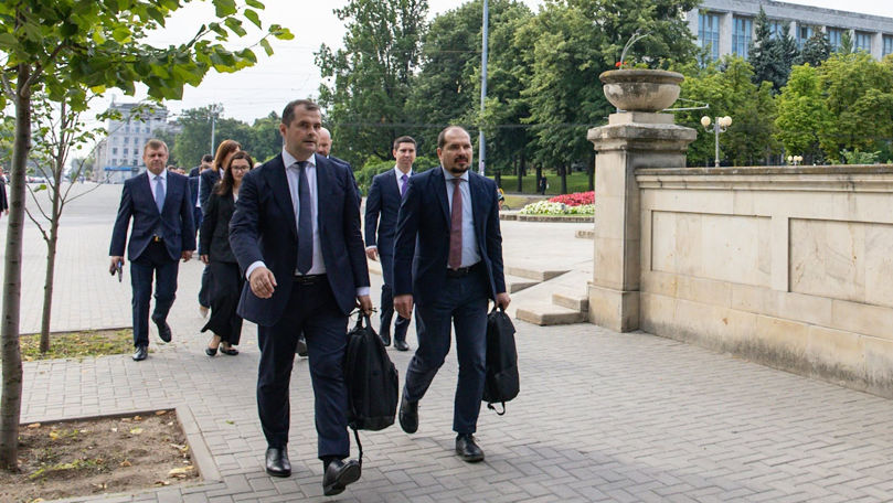 LIVE: Vasile Tofan merge în Parlament pentru a cere votul de încredere