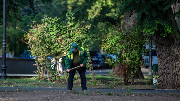 Peste 400 de muncitori, implicați zilnic în salubrizarea Chișinăului