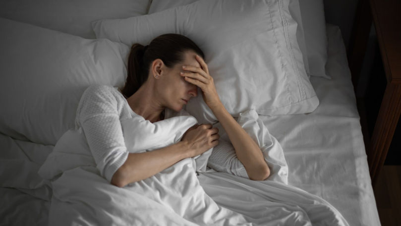 Studiu: Doar 90 de minute de somn pierdute pot duce la creșterea în greutate