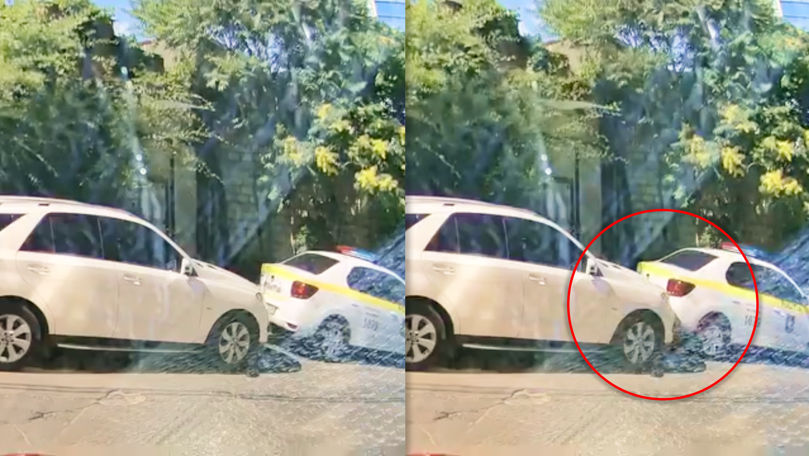 O mașină a Poliției a lovit un Mercedes parcat și a plecat de la fața locului