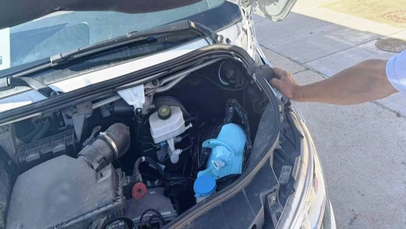 Peste 27 kg de agent refrigerant, găsite într-o mașină din Moldova la Sculeni